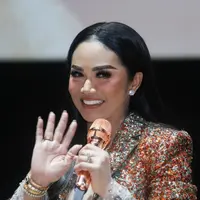 Krisdayanti enggan jawab kabar kehamilan Aurel Hermansyah [Fimela.com/Adrian Utama Putra]