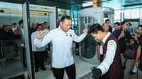 Menteri Koordinator Bidang Infrastruktur dan Pembangunan Kewilayahan, Agus Harimurti Yudhoyono (AHY), meninjau langsung pelaksanaan kick-off uji coba sistem All Indonesia di Bandara Internasional Soekarno&ndash;Hatta, Tangerang, pada Kamis (24/7/2025). (Dok KemenkoInfra)