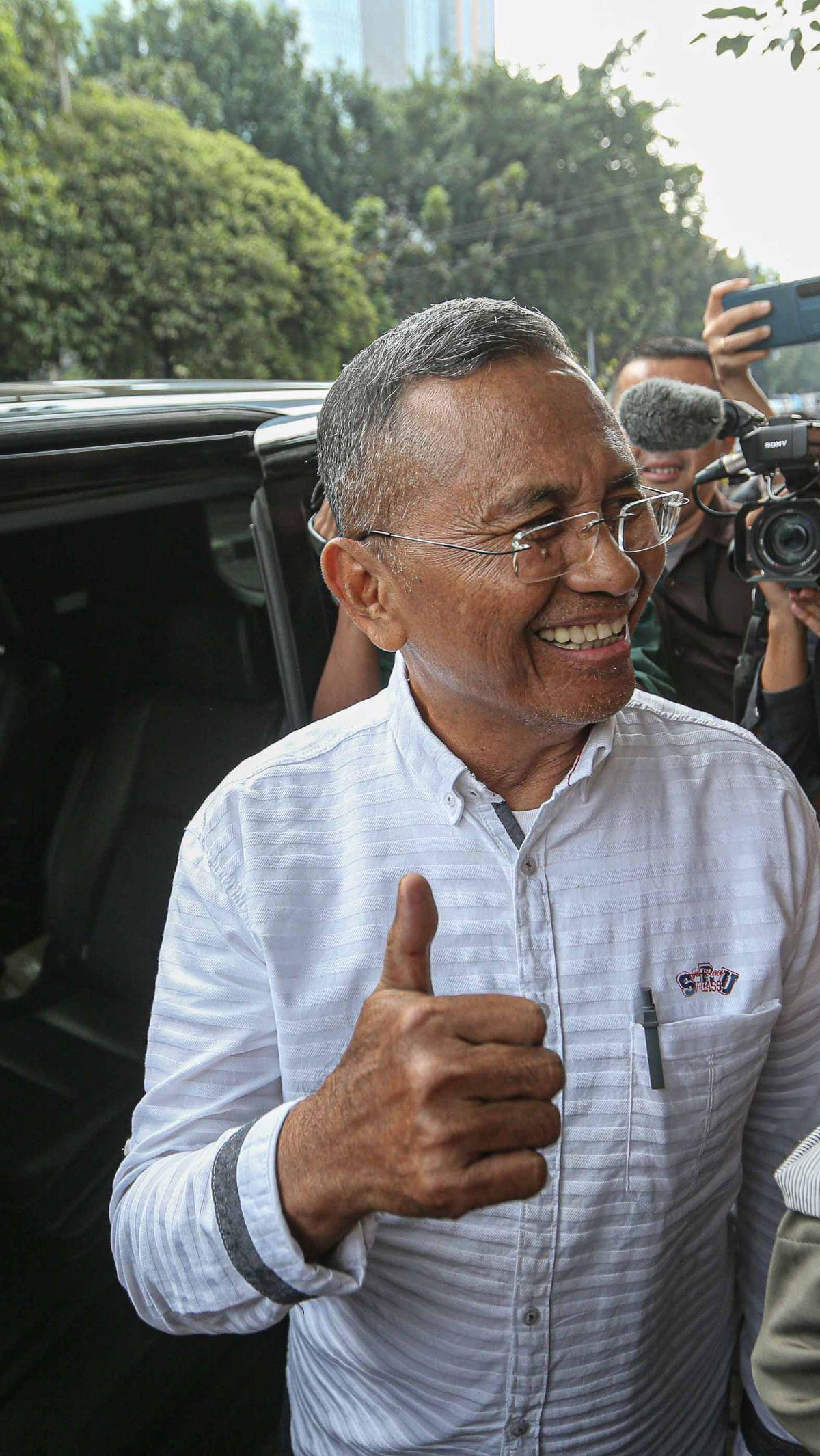 Dahlan Iskan pun mengklaim sudah menjelaskan pengetahuannya terkait proses pengadaan itu ke<br>penyidik.<br>