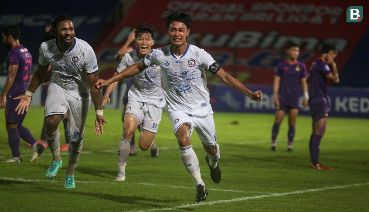 Arema kemudian terus menyerang pertahanan Persik. Usaha mereka akhirnya membuahkan hasil saat Johan Alfarizie sukses menjebol gawang Fajar Setya dengan tandukan dari jarak dekat. Ia memanfaatkan kemelut usai terjadinya sepak pojok di sisi kanan. (Bola.com/Bagaskara Lazuardi)