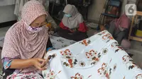 Aktivitas pembuatan batik di sentra batik Depok Tradjumas, Kamis (24/2/2022). Produksi Batik Depok kembali menggeliat setelah diberlakukannya pembelajaran tatap muka (PTM) Kota Depok di mana murid SD dan SMP menggunakan seragam batik produksi mereka. (merdeka.com/Arie Basuki)