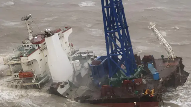 Penampakan Kapal Terbelah Dua Usai Dihantam Topan Chaba di Perairan Hong Kong