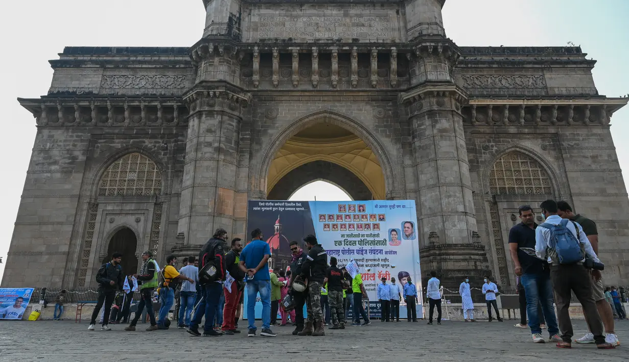 Orang-orang berkumpul di dekat Gerbang India untuk memberikan penghormatan kepada para korban serangan teroris 2008 pada peringatan 13 tahun di Mumbai (26/11/2021). Peristiwa teror terjadi selama 60 jam itu terjadi di hotel mewah, stasiun kereta api, dan pusat kebudayaan Yahudi. (AFP/Punit Paranjpe)