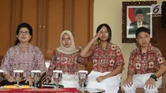Menkes Nila F Moeloek bersama tiga pelajar SMA asal Palangkaraya saat konferensi pers terkait bajakah di Kemenkes, Jakarta, Senin (26/8/2019). Menkes bertemu dengan tiga pelajar SMA asal Palangkaraya yang berhasil menemukan potensi akar Bajakah sebagai obat kanker. (Liputan6.com/Herman Zakharia)