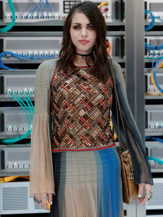 Frances Bean Cobain berpose sebelum peragaan busana Chanel pada Paris Fashion Week di Paris, Prancis, (4/10). Frances ditemani mantan istri Kurt Cobain, Courtney Love menghadiri peragaan busana tersebut. (REUTERS/Gonzalo Fuentes)