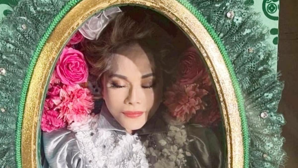 8 Potret Dewi Soekarno di Dalam Peti Mati saat Ikut Pameran Seni, Jadi Sorotan