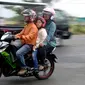 Pemudik sepeda motor dengan membawa anak melintasi kawasan Pantura di wilayah Brebes, Jawa Tengah, (22/6). Para orang tua membawa anaknya yang masih kecil untuk berkendara jarak jauh menggunakan motor menuju kampung halaman. (Liputan6.com/Johan Tallo)