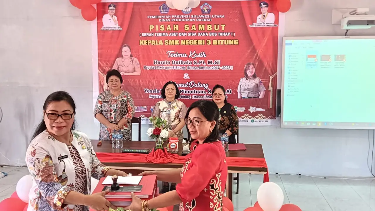 Hernie Onibala (kiri), menyerahkan dokumen aset SMKN 3 Bitung kepada Yessie Yuliana Pinontoan sebagai kepsek yang baru.