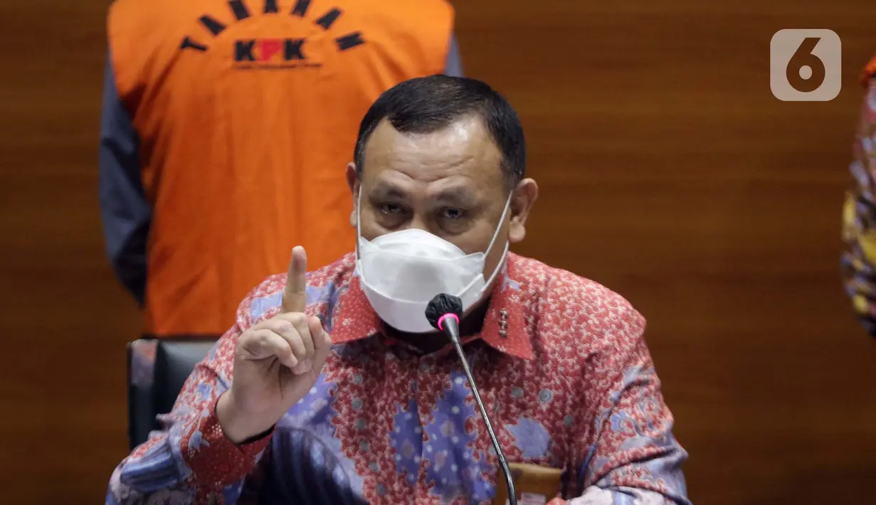 Ketua KPK, Firli Bahuri saat rilis penetapan tersangka dan penahanan Bupati Kabupaten Banjarnegara 2017-2022 Budhi Sarwono, Gedung KPK Jakarta, Jumat (3/9/2021). Budhi Sarwono diduga meminta fee dari sejumlah perusahaan yang mendapat paket pengerjaan infrastuktur. (Liputan6.com/Helmi Fithriansyah)