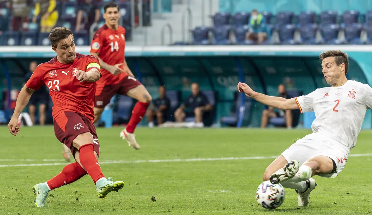 Gelandang timnas Swiss, Xherdan Shaqiri (kiri) mencetak gol ke gawang Spanyol pada perempat final Euro 2020 kontra Swiss di Krestovsky Stadium, Saint Petersburg, Sabtu (3/7/2021) dini hari WIB.  Spanyol menyingkirkan Swiss 3-1 (1-1) melalui adu penalti. (Jean-Christophe Bott/Keystone via AP)