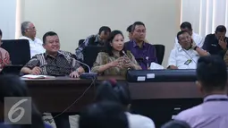 Menteri BUMN Rini Sumarno (tengah) memberikan paparannya dengan para direktur Perusahaan BUMN saat jumpa pers di Jakarta, (25/7). Acara jumpa pers ini juga digunakan Menteri BUMN untuk pemaparan program  BUMN kedepan. (Liputan6.com/Angga Yuniar)