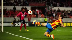 Pemain Valencia, Jose Gaya gagal berusaha mengontrol bola dan mengarahkan ke gawang Sevilla di di laga pertama semifinal Liga Europa di Seville, (25/4/2014) (REUTERS/Jon Nazca)
