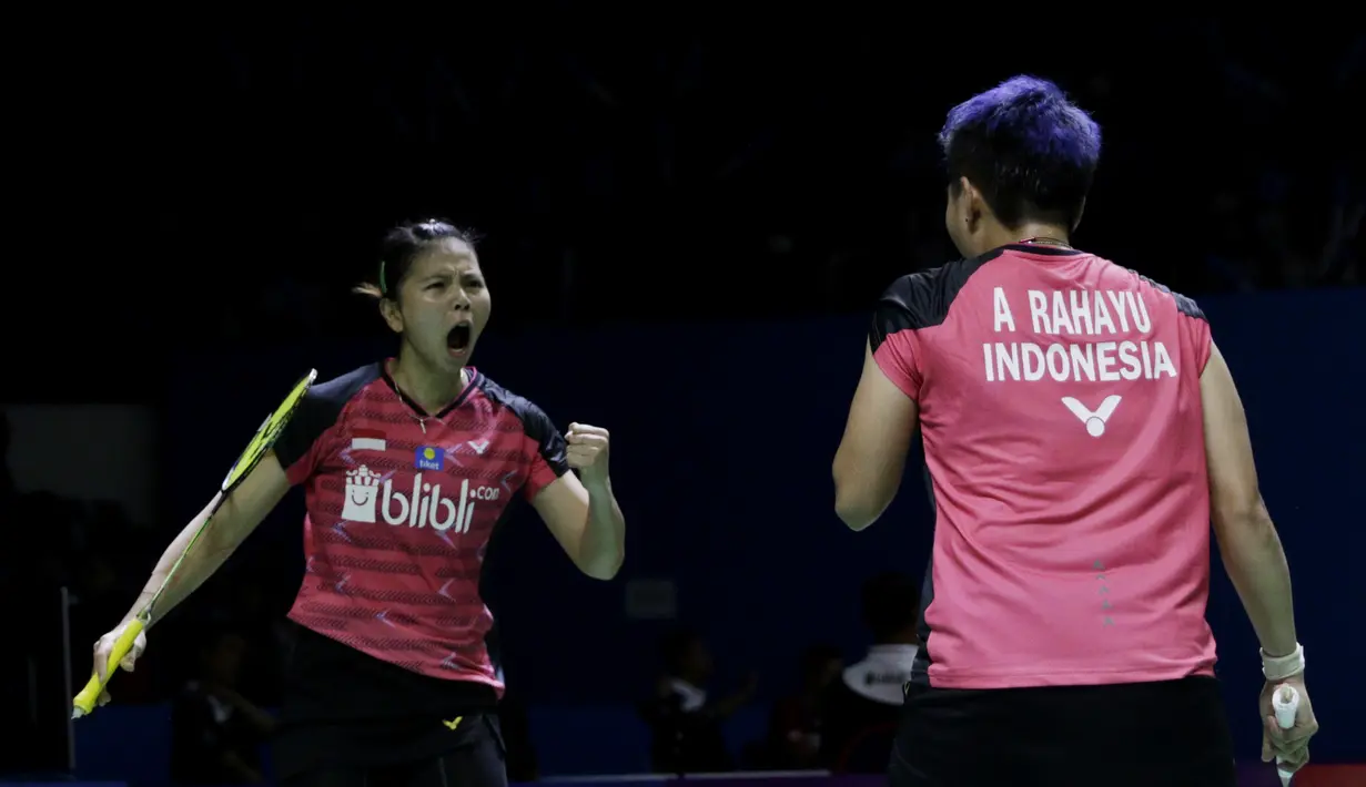 Pasangan Indonesia, Greysia Polii/Apriyani Rahayu, saat melawan wakil Jepang, Ayako Sakuramoto/Yukiko Takahata pada Indonesia Open 2019 di Istora, Jakarta, Selasa (16/7). Pasangan Indonesia menang 21-15, 21-16. (Bola.com/M Iqbal Ichsan)