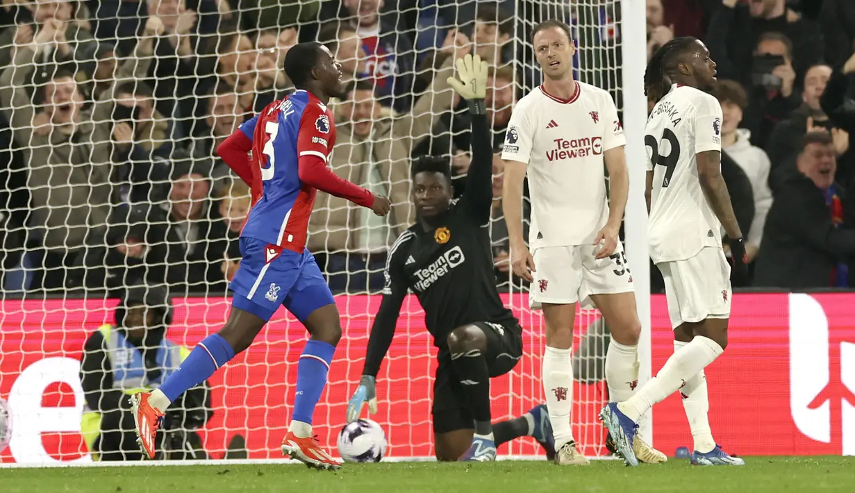 Pemain Crystal Palace, Tyrick Mitchell, melakukan selebrasi setelah mencetak gol ke gawang Manchester United pada laga pekan ke-36 Premier League 2023/2024 yang digelar di Selhurst Park, Selasa (7/5/2024). MU menyerah empat gol tanpa balas. (AP Photo/Ian Walton)