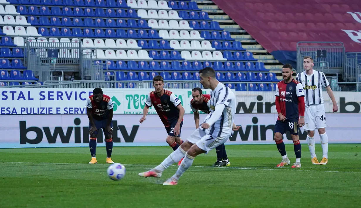Bintang Juventus, Cristiano Ronaldo mencetak gol kedua untuk timnya ke gawang Cagliari dalam laga pekan ke-27 Liga Italia di Sardegna Arena, Minggu (14/3/2021). Ronaldo mencetak hat-trick untuk membawa Juventus meraih kemenangan atas Cagliari 3-0. (Alessandro Tocco/LaPresse via AP)
