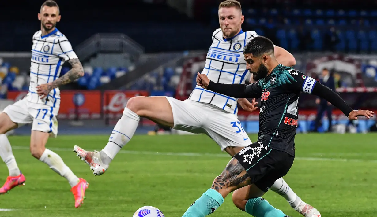 Striker Napoli, Lorenzo Insigne (kanan) melepaskan umpan yang berujung gol bunuh diri kiper Inter Milan, Samir Handanovic dalam laga lanjutan Liga Italia 2020/2021 pekan ke-31 di Diego Armando Maradona Stadium, Minggu (18/4/2021). Napoli bermain imbang 1-1 dengan Inter. (AFP/Tiziana Fabi)