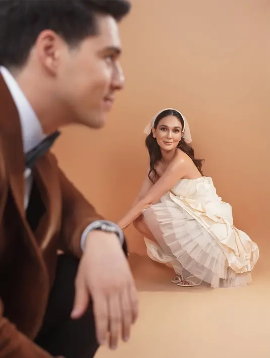 Bergaya retro, Luna Maya kenakan strapless dress dengan balloon and tulle skirt yang fun dari Studio Vian. Dipadu dengan headpiece penutup wajah dan open toe heels [@lunamaya]