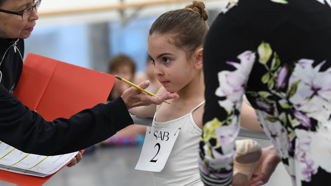 Kepala Fakultas School of American Ballet (SAB), Kay Mazzo mengevalusi Angelica DeRosa saat mengikuti audisi sekolah balet yang terkenal di dunia, di Lincoln Center, New York, Senin (1/4). (TIMOTHY A. CLARY/AFP)