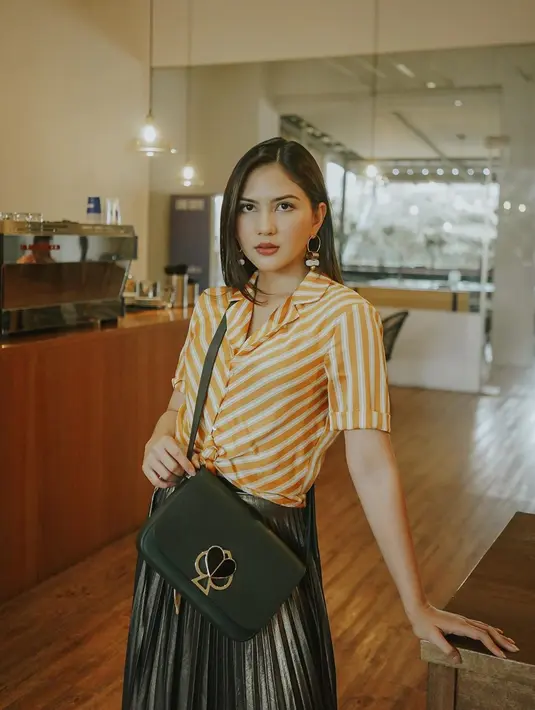 Meskipun lebih tertarik mengikuti perkuliahan offline, namun bagi Jessica Mila kalau dirinya ingin kuliah online lebih baik dilakukan di Indonesia. Mengingat sudah banyak beberapa perguruan tinggi yang sudah memiliki kelas online. (Instagram/jscmila)