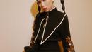 Gaya rambut juga memiliki andil membuat tampilan dress hitam berpotongan vintage lebih semarak (Foto: Instagram @isyanasarasvati)