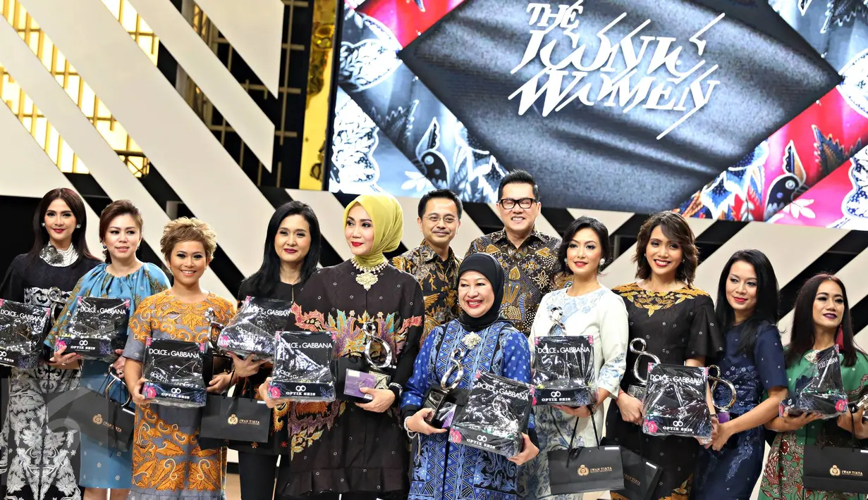  Penerima penghargaan The Iconic Women berfoto bersama dengan mengenakan busana Iwan Tirta Private Collection di Senayan City, Jakarta, (20/4).Ini dalam Rangkaian Fashion Nation Tenth Edition 'A Decade of Pure Decadance'. (Liputan6.com/Immanuel Antonius)