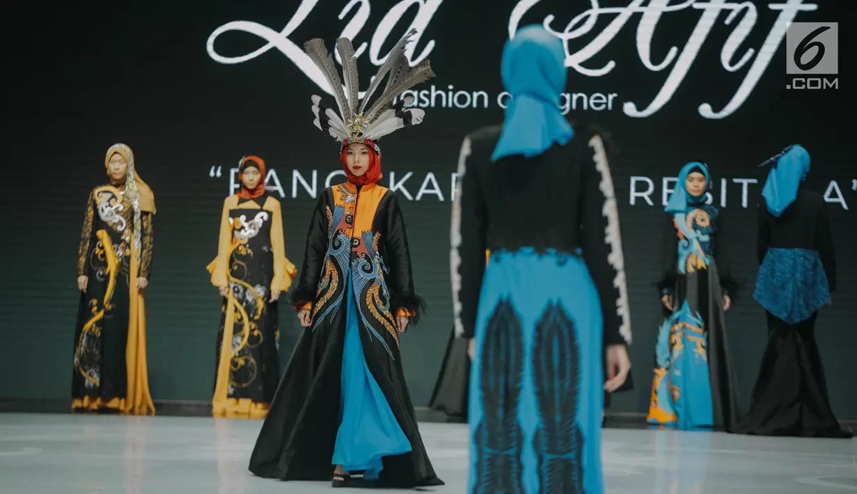 Model mengenakan busana rancangan Lia Afif bertajuk "Rancakaroros Resitala" pada ajang Indonesia Fashion Week (IFW) 2019 di Jakarta Convention Center, Kamis (28/3). Lia Afif baru saja merilis 12 koleksi busana terbarunya menggunakan kain batik dari Kutai Timur. (Liputan6.com/Faizal Fanani)