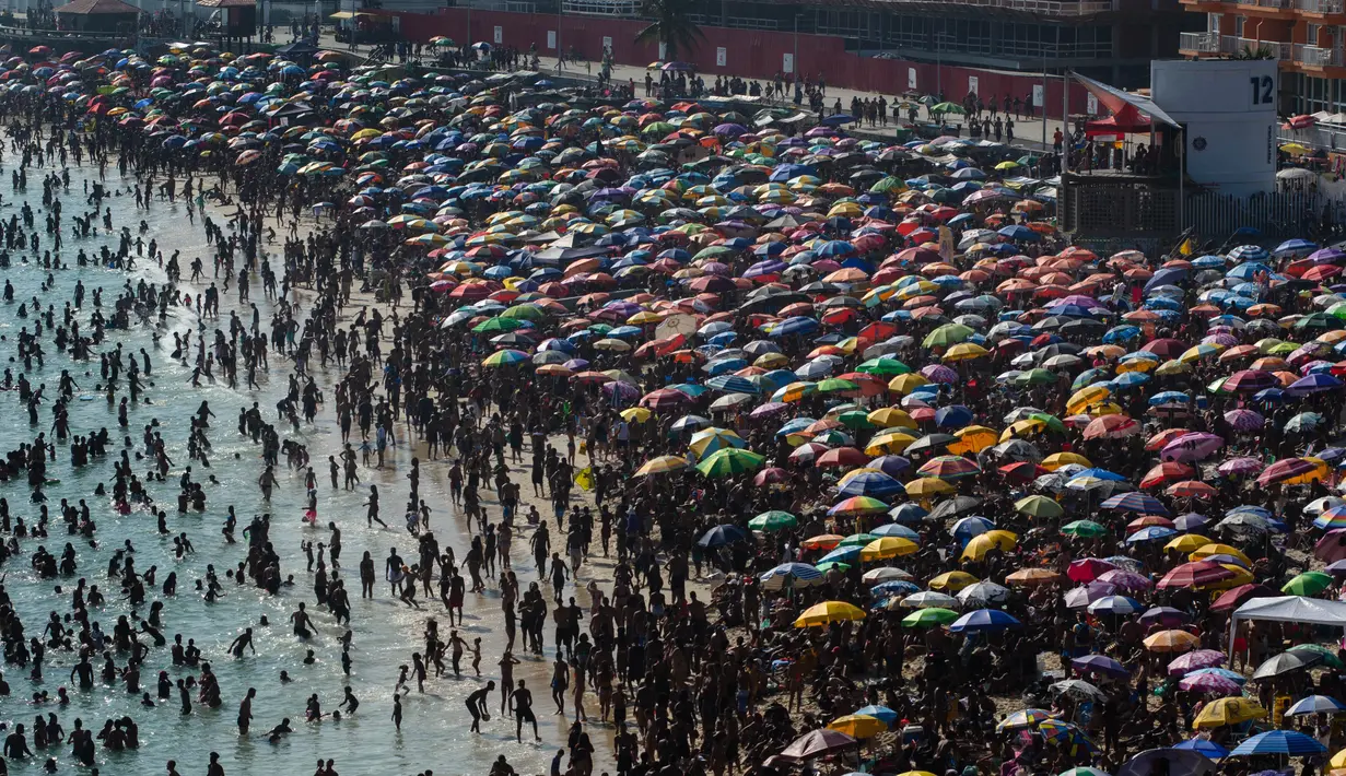 Kepadatan terjadi di pantai Macumba, di zona barat Rio de Janeiro, pada 24 September 2023. (Tercio Teixeira/AFP)