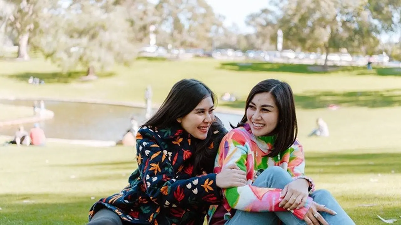 7 Potret Kompak Nisya Ahmad dan Syahnaz, Sibling Goals Banget