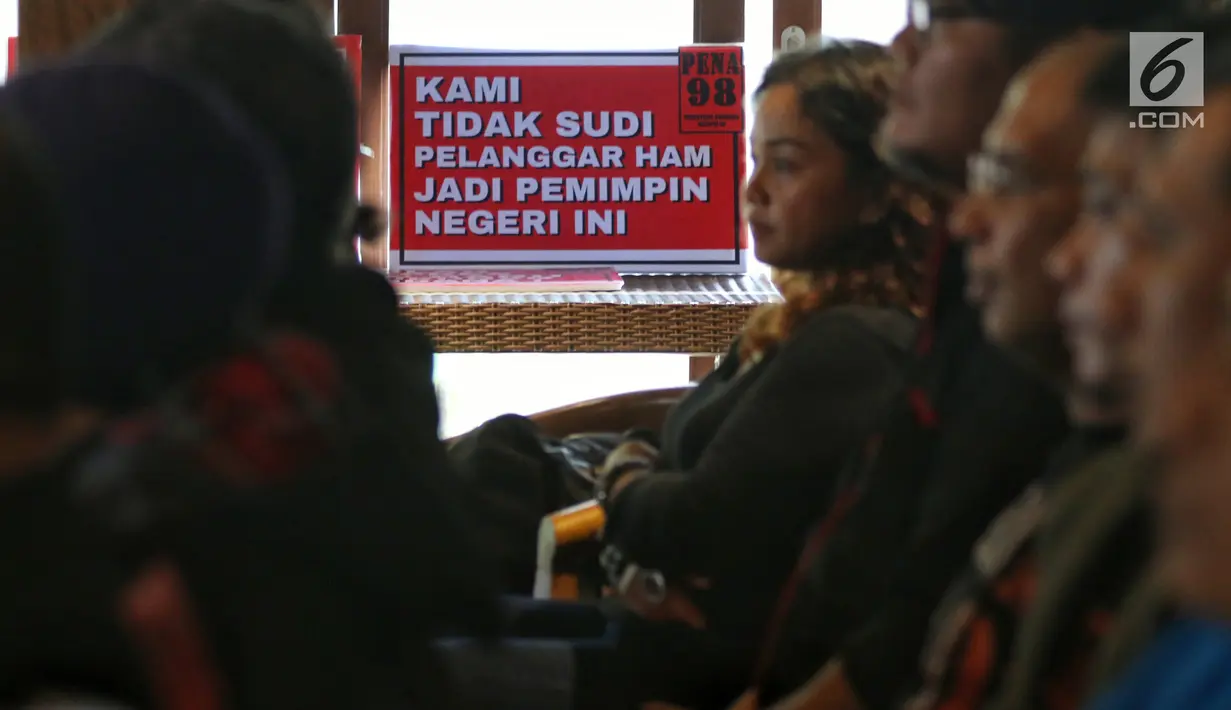 Persatuan Nasional Aktivis 98 (PENA 98) memberikan keterangan pers di Jakarta, Kamis (14/3). PENA 98 menilai Pasangan Capres 01 mempunyai komitmen terhadap cita-cita perjuangan aktivis dalam agenda reformasi tahun 1998 silam. (Liputan6.com/Johan Tallo)