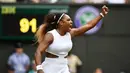 Petenis AS, Serena Williams merayakan kemenangannya pada set pertama dari Alison Riske yang juga berasal dari AS saat perempat final Grand Slam Wimbledon di London, Selasa (9/7/2019). Serena ke semifinal dengan susah payah usai mengalahkan Alison Riske 6-4, 4-6, dan 6-3. (Daniel LEAL-OLIVAS/AFP)