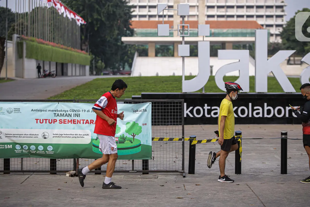 FOTO: Warga Manfaatkan Trotoar Lapangan Banteng untuk Berolahraga