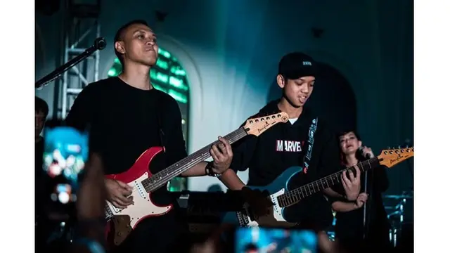Seperti sang ayah, Timur Zavier juga terjun di dunia musik. Bahkan ia pernah tampil satu panggung dengan Andra.
