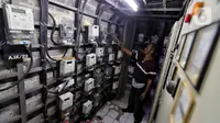 Penjaga melakukan pengecekan meteran listrik di salah satu area rumah susun di Jakarta, Senin (21/4/2025). (Liputan6.com/Angga Yuniar)
