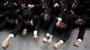 Ratusan mahasiswa Jepang berteriak dan mengangkat tangan untuk meningkatkan semangat mereka sebelum mengikuti acara bursa kerja di sebuah teater terbuka di Tokyo (25/2). (REUTERS/Issei Kato)