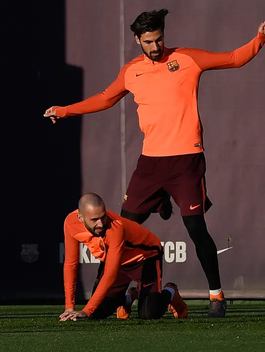 Bek Barcelona, Aleix Vidal dan Andre Gomes saat mengikuti latihan latihan di Joan Gamper Sports Center di Sant Joan Despi, Spanyol (13/3). Barcelona akan melawan Chelsea pada leg kedua babak 16 besar Liga Champions. (AFP Photo/Lluis Gene)