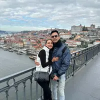 Darius Sinathrya dan Donna Agnesia liburan ke Eropa bersama ketiga anak mereka. Di Benua Biru, ia mengaku jatuh cinta berkali-kali kepada Donna Agnesia. (Foto: Dok. Instagram @darius_sinathrya)