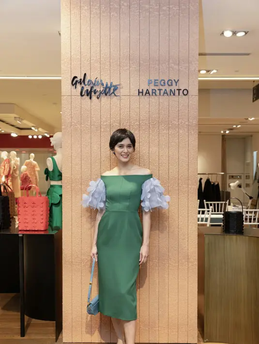 Adapun detail bunga tiga dimensi yang begitu menawan, membuat koleksi semakin hidup.