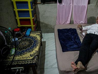 Calon presiden nomor urut 3 Ganjar Pranowo bersiap untuk beristirahat saat menginap di rumah warga di Tegal, Jawa Tengah, Rabu (10/1/2024). (Liputan6.com/Faizal Fanani)