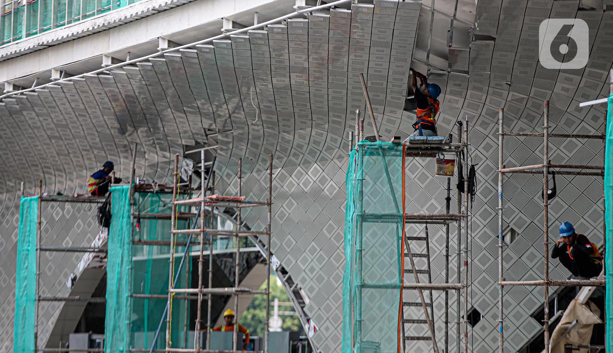 Pekerja menyelesaikan proyek revitalisasi Halte TransJakarta Bundaran HI, Jakarta, Senin (3/10/2022). Gubernur DKI Jakarta Anies Baswedan memastikan revitalisasi halte Transjakarta Tosari di kawasan Bundaran HI terus berlanjut. Proyek revitalisasi itu terus berlanjut meskipun sempat diprotes sejarawan JJ Rizal karena dianggap menutupi Patung Selamat Datang di Bundaran HI. (Liputan6.com/Faizal Fanani)