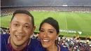 Titi Rajo Bintang bersama suami menjadi saksi pertandingan klub papan atas Spanyol Barca dan Madrid. Setelah melihat secara langsung pertandingan dengan skor 1-3 itu, Titi jadi suka nonton bola. (Instagram/titirajobintang)