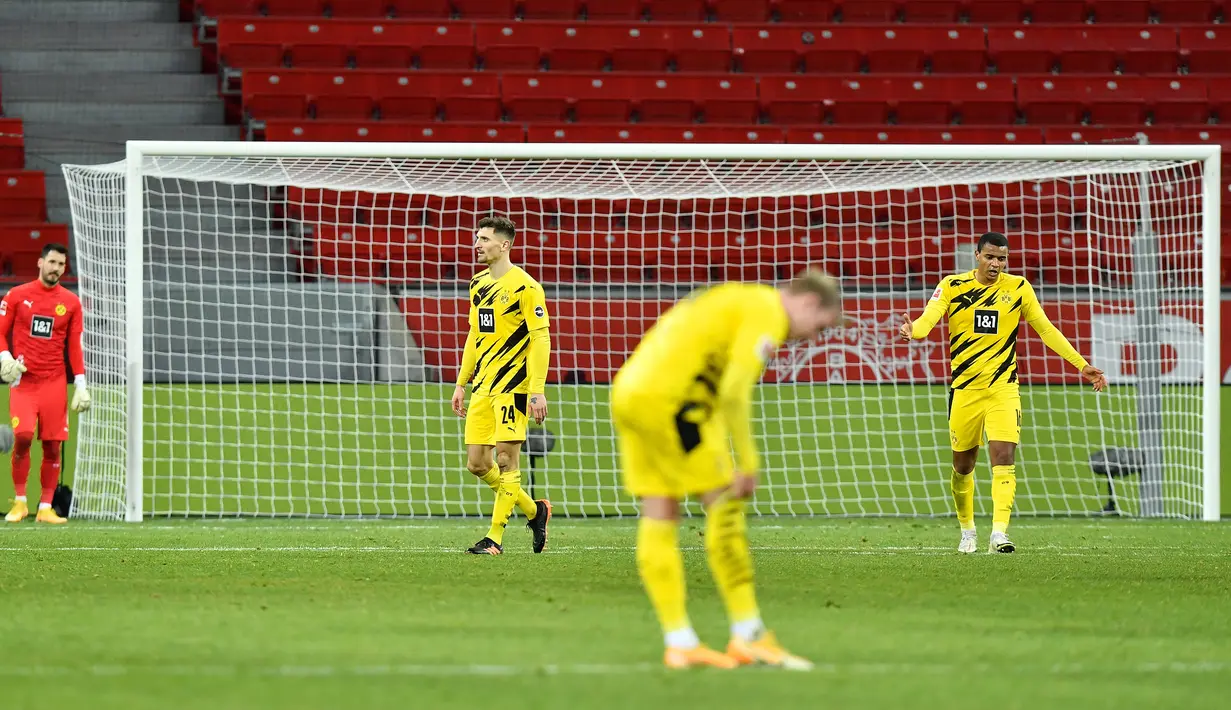 Pemain Borussia Dortmund tertunduk usai takluk oleh Bayer Leverkusen pada laga lanjutan Liga Jerman di BayArena Stadium, Rabu (20/1/2021). Bayer Leverkusen menang 2-1 atas Borussia Dortmund. (AFP/Martin Meissner/pool)