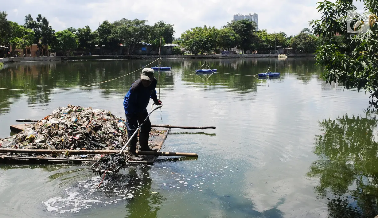Petugas membersihkan sampah di Situ Pladen yang sudah dipasangi alat plasma nano bubble di Depok, Jawa Barat, Rabu (20/3). Pemasangan teknologi nano bubble di Situ Pladen itu untuk mengurangi pencemaran air di Kota Depok. (Liputan6.com/Herman Zakharia)