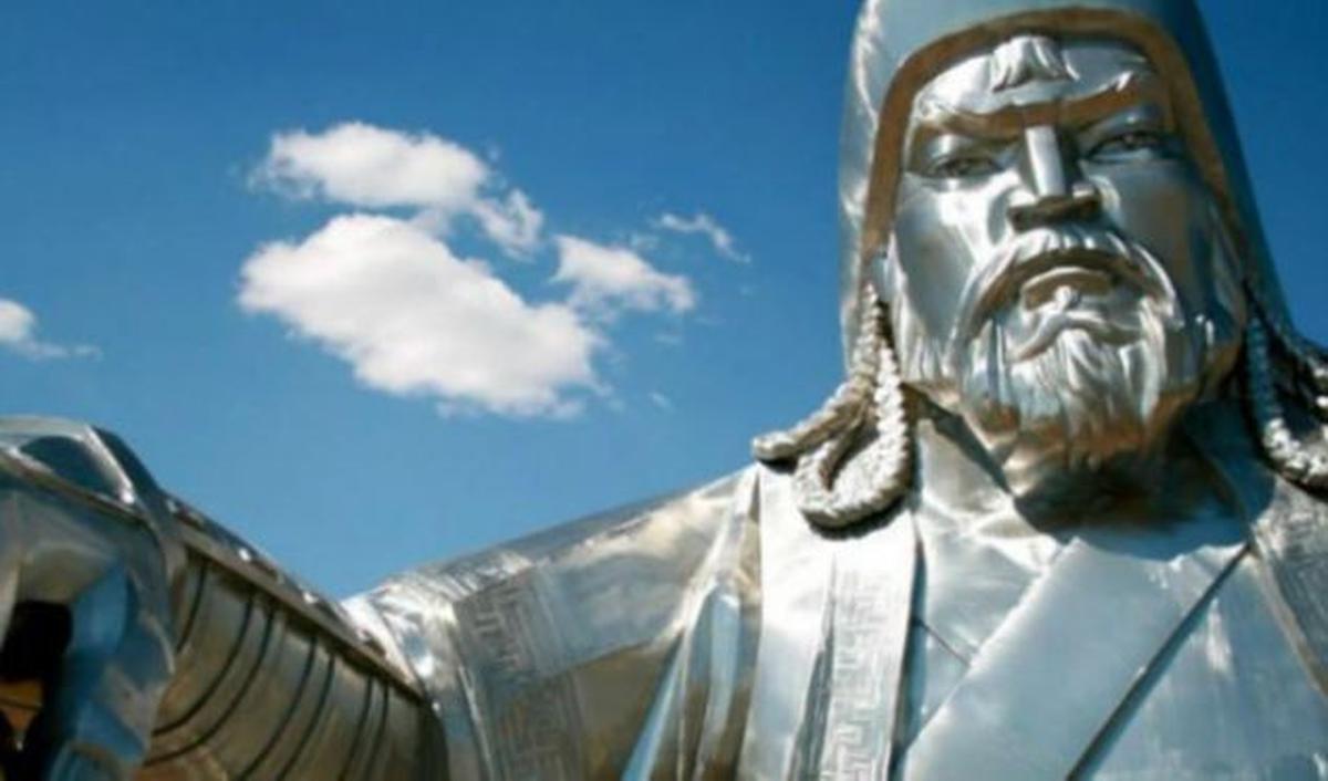 Genghis Khan dan putra-putranya dikenal karena kebrutalan dan pemerkosaan yang mereka lakukan. Jumlah cucu Genghis Khan juga sangat mencengangkan. Putra tertua punya 40 anak laki-laki dan beberapa anak perempuan. Salah satu cucunya punya 22 anak laki-laki