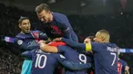 Penyerang Paris Saint-Germain (PSG) Ousmane Dembele berselebrasi dengan rekan setimnya setelah mencetak gol ke gawang AS Monaco pada pekan ke-13 Liga Prancis 2023/2024  di Parc de Princes, Sabtu (25/11/2023) WIB. (AP Photo/Michel Euler)