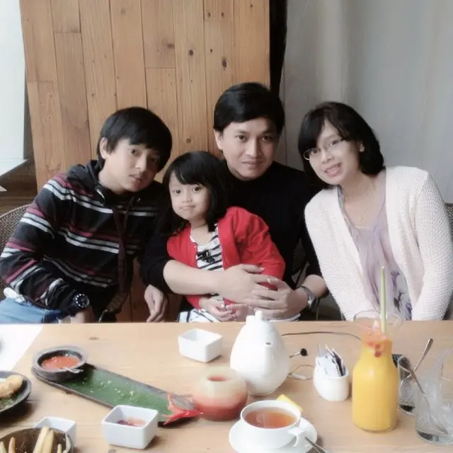 Jarang Terekspos, Ini 6 Momen Manis Yovie Widianto dan Istri