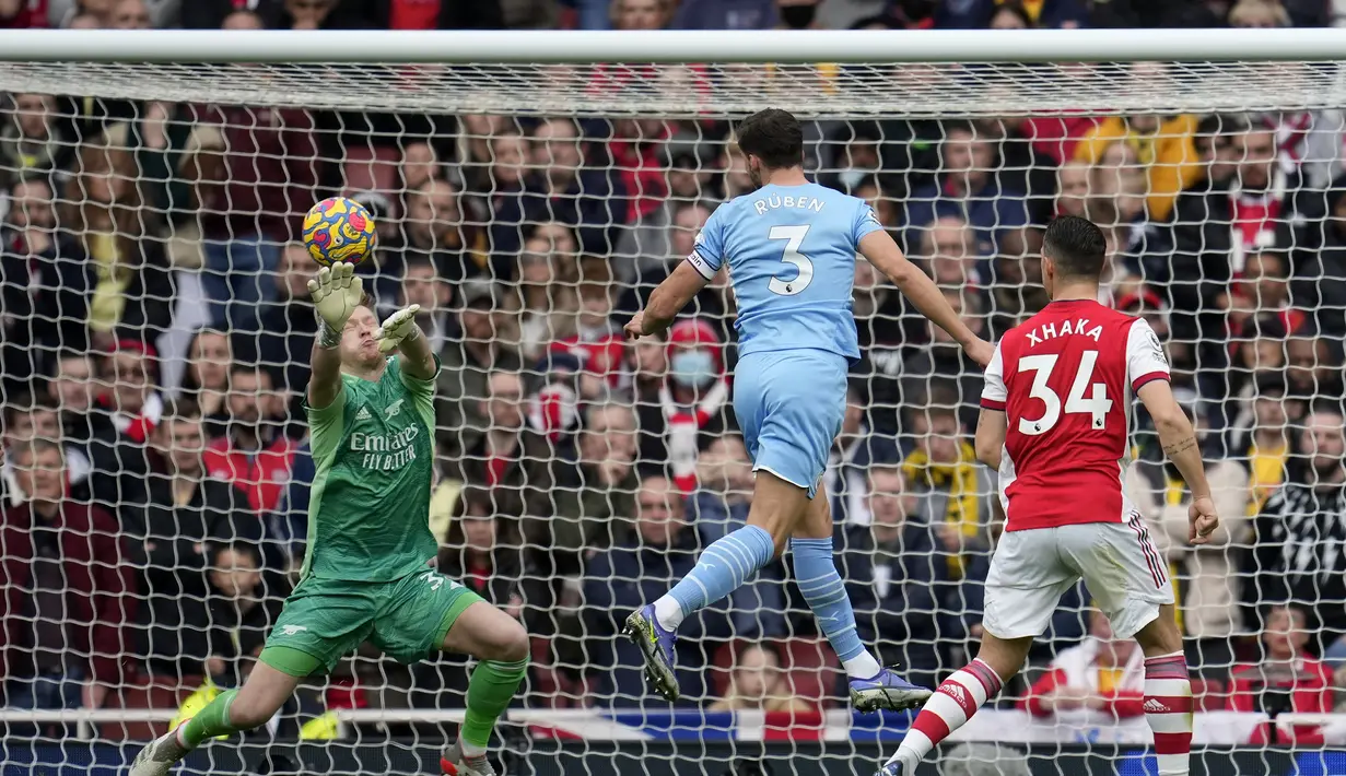 Manchester City kembali memperoleh peluang di menit ke-14. Sundulan Ruben Dias usai menerima umpan Raheem Sterling masih melebar dari gawang Arsenal. (AP/Matt Dunham)