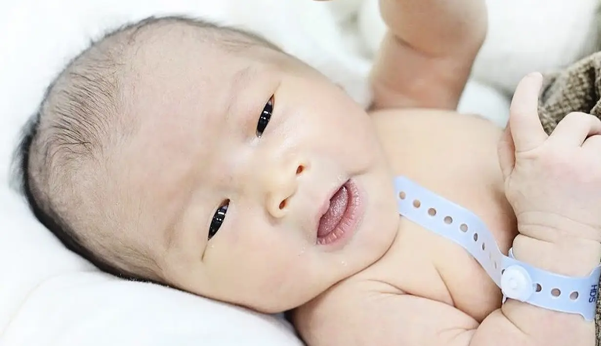 Seperti yang satu ini, nampaknya ini foto sewaktu baby Kiano baru dilahirkan ke muka bumi ini. Bibir Nord yang mungi nampak merah merona, dan matanya pun sangat sipit dan lucu. (Instagram/nordkiano)