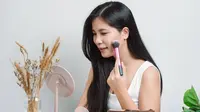 Makeup Auto Flawless Seharian, Ini Rekomendasi Bedak Tabur yang Tahan Lama