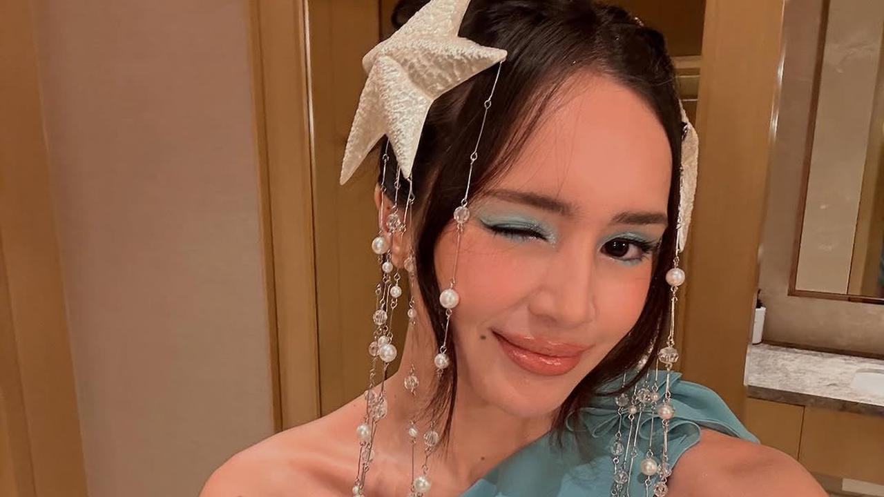 Potret Beby Tsabina Saat Melenggang di Indonesian Fashion Aesthetic dengan Gaya Unik dan Anggun