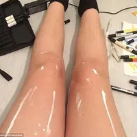 Kamu melihat gambar ini sebagai kaki yang kena minyak atau cat? Ayo coba tebak! (Via: dailymail.co.uk)